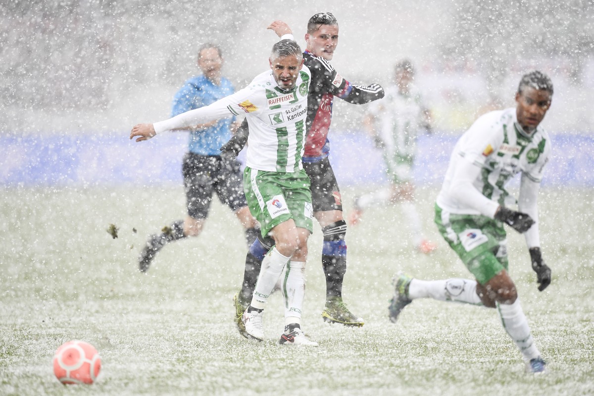 Kalte Angelegenheit: Basel geht in der verschneiten AFG-Arena unter.