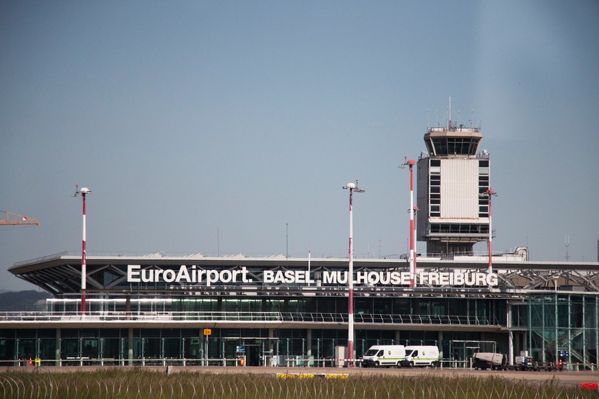 Blick auf das Terminalgebaeude und den Tower des Euroairport Basel Mulhouse Freiburg von der fuer Sanierungsarbeiten gesperrten Hauptpiste, am Mittwoch, 29. April 2026 in Saint-Louis, Frankreich. (KEY ...