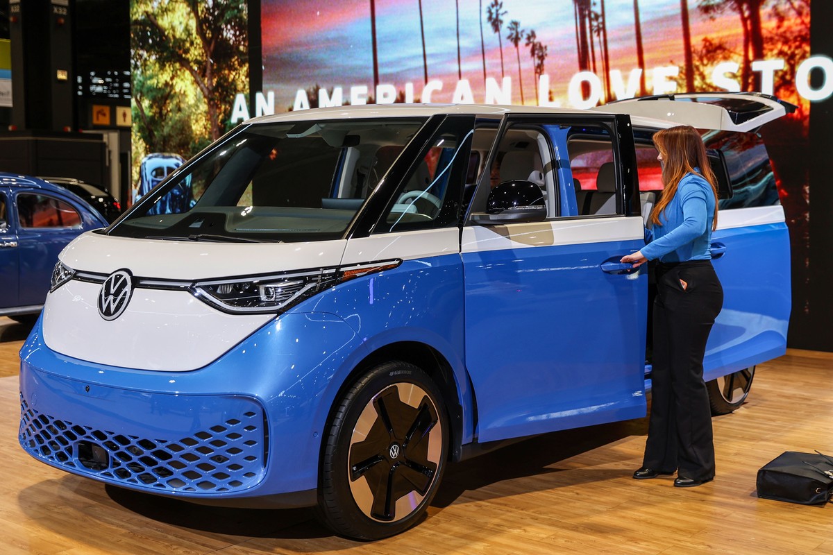 epa11138402 The Volkswagen 2025 I.D. Buzz is on display at the 2024 Chicago Auto Show in Chicago, Illinois, USA, 08 February 2024. The annual showcase for automotive manufacturers is the largest auto  ...
