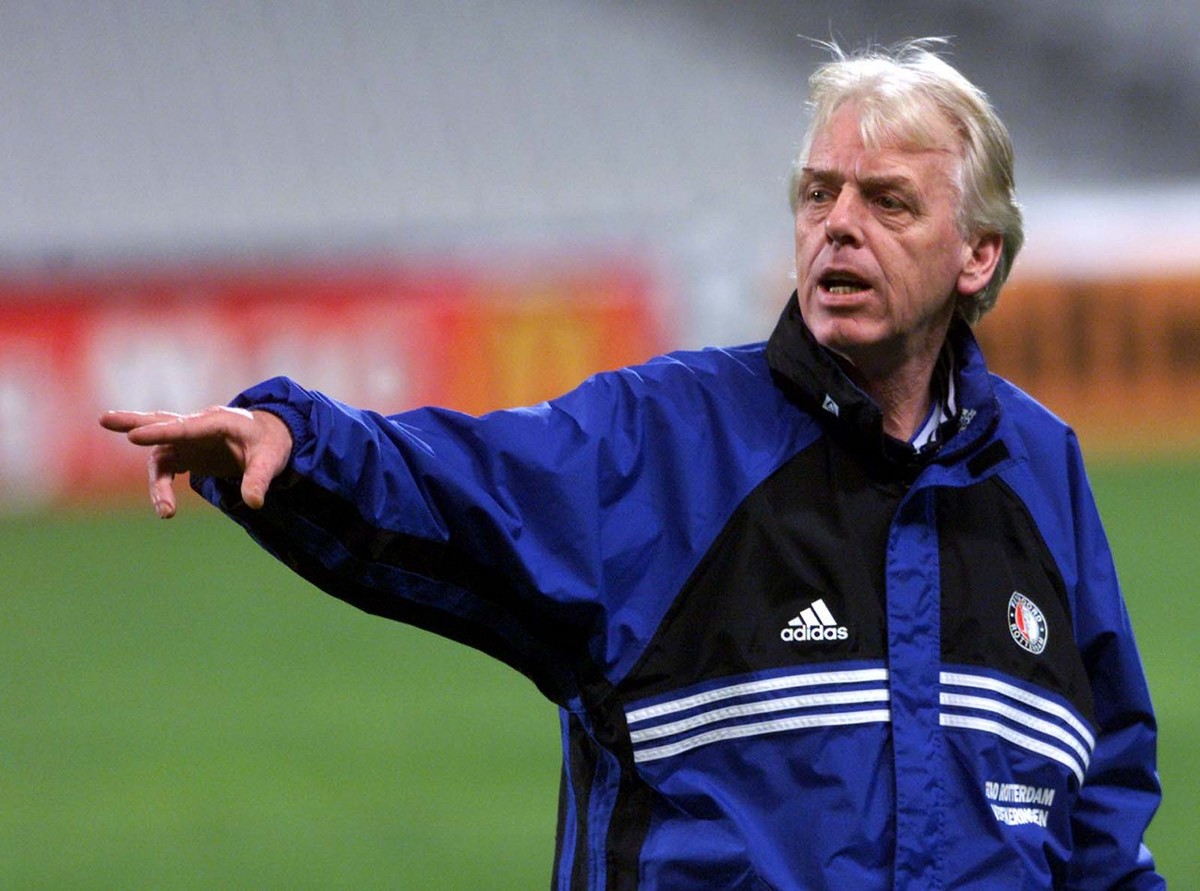 Feyenoord of Rotterdam soccer team coach Leo Beenhakker gives instructions to his players during training for Wednesday's decisive match against Olympique Marseille in group D of the Champions Le ...