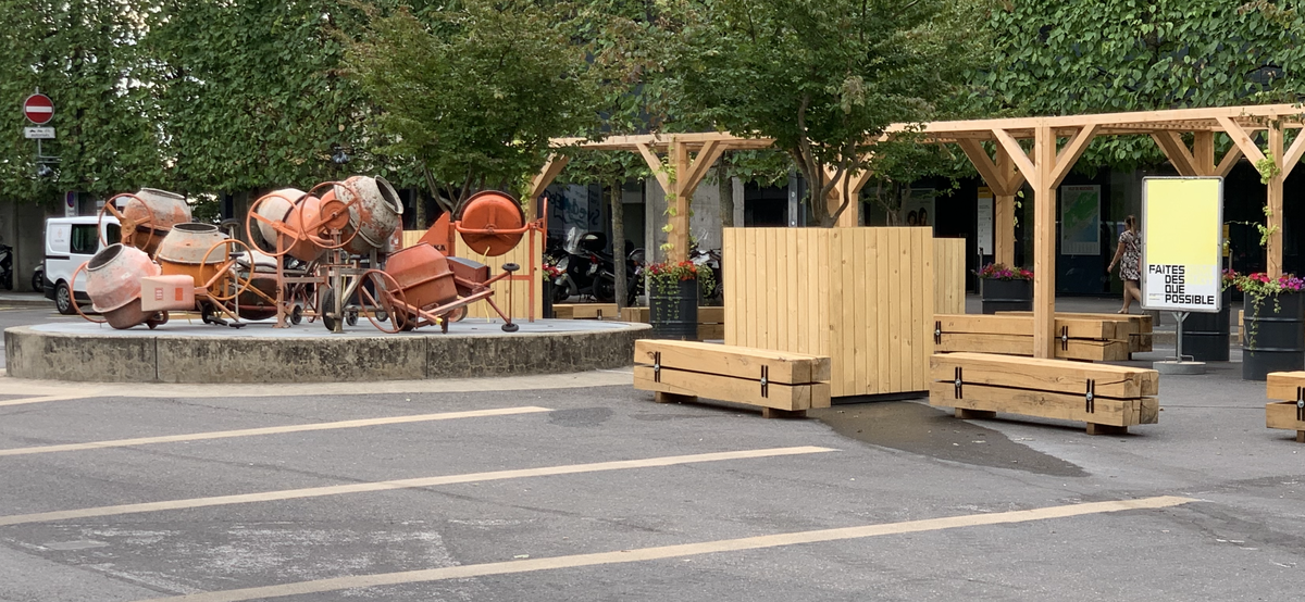 La place de la gare de Neuchâtel ne permet plus aux voitures de se garer et ça énerve les automobilistes comme une partie des commerçants. Certains craignent que le lieu devienne un point de deal.