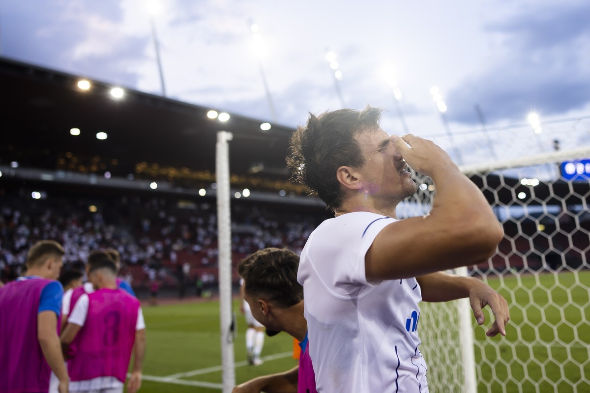 epa10094499 FC Zurich's Ivan Santini, right, reacts during the UEFA Champions League qualifying second round, second leg soccer match between Switzerland's FC Zurich and Azerbaijan's Qa ...