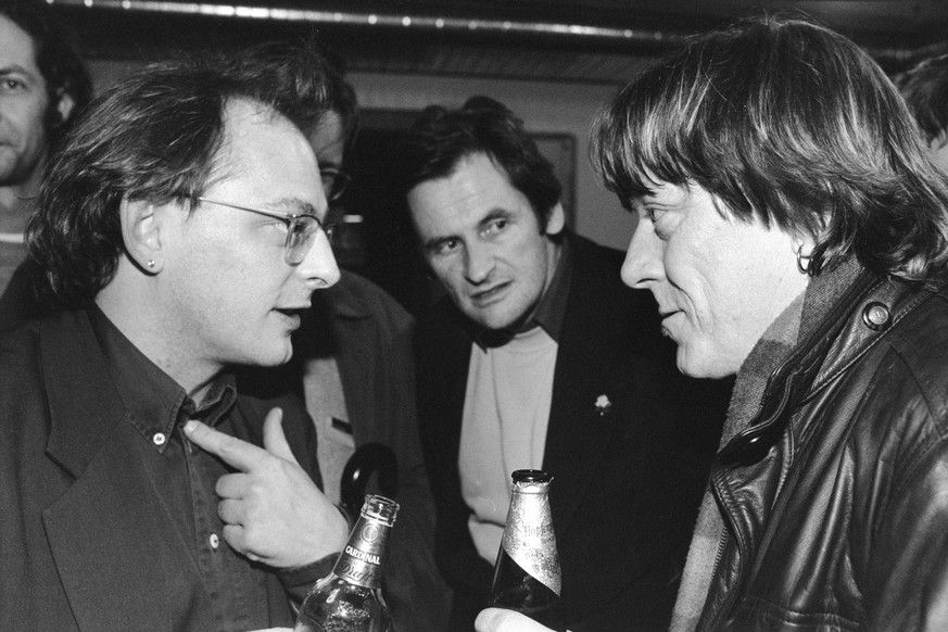 Ivo Kummer, der Direktor der Solothurner Filmtage, links, der Schauspieler Max Ruedlinger, Mitte und der Musiker Polo Hofer, rechts, unterhalten sich bei einer Flasche Bier im Januar 1995 in Solothurn ...