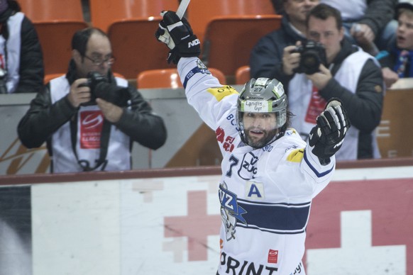 ARCHIV --- ZUR SPERRE VON ACHT SPIELEN FUER ZUGS JOSH HOLDEN STELLEN WIR IHNEN FOLGENDES BILD ZUR VERFUEGUNG --- Zugs Josh Holden, jubelt waehrend dem Eishockeyspiel der National League A zwischen dem ...