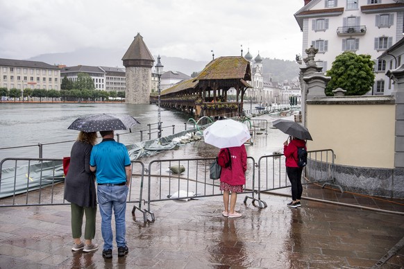 Die ersten Wasseruebertritte an der Reuss in Luzern sind erfolgt, am Freitag, 16. Juli 2021, in Luzern. Der Wasserspiegel des Vierwaldstaettersees ist bedrohlich hoch angestiegen und es muss in den na ...