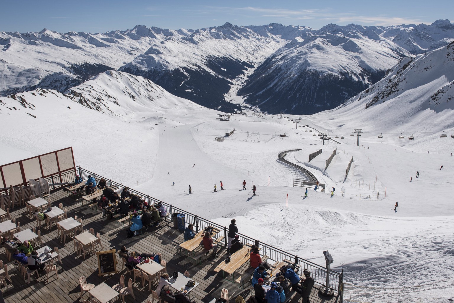 epa04628625 Ski enthusiasts take a break at the mountain restaurant Weissfluhjoch Parsenn, in the Davos Klosters Ski resort in Davos, Switzerland, 20 February 2015. EPA/GIAN EHRENZELLER