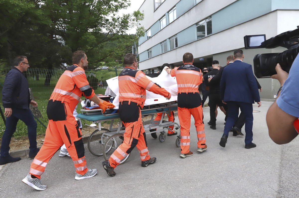 Des secouristes emmènent Robert Fico à l'hôpital de la ville de Banska Bystrica.