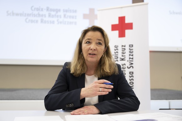 Barbara Schmid-Federer, Praesidentin des Schweizerischen Roten Kreuzes (SRK), spricht waehrend einer Medienkonferenz nach eine ausserordentliche Rotkreuzversammlung, am Samstag, 25. Maerz 2023 in Bern ...