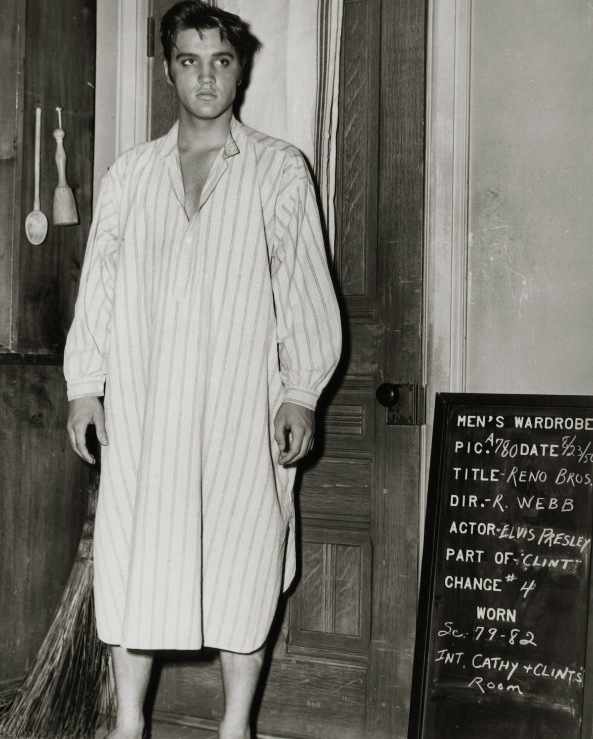 Studio Publicity Still: Elvis Presley Love Me Tender Wardrobe test 1956 20th Century Fox Hollywood CA USA PUBLICATIONxINxGERxSUIxAUTxONLY Copyright: xThexLegacyxCollectionx 31780_385

Studio Publici ...
