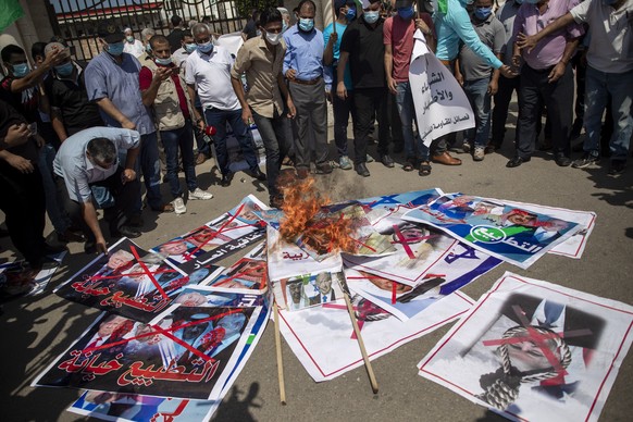 Palestinians burn pictures of U.S. President Donald Trump, Israeli Prime Minister Benjamin Netanyahu, Bahrain&#039;s King Hamad bin Isa Al Khalifa and and Abu Dhabi Crown Prince Mohammed bin Zayed al- ...