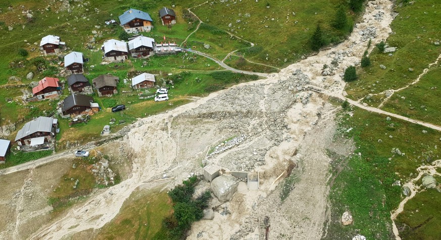 HANDOUT - Ein Erdrutsch hat nach den heftigen Regenfaellen von Donnerstagabend, 28. Juli 2022, die Kantonsstrasse zwischen Wiler und Blatten im Loetschental VS verschuettet. Das Dorf Blatten und die F ...