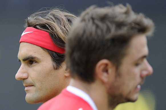 ARCHIV --- ZUR OLYMPIA-ABSAGE VON STAN WAWRINKA STELLEN WIR IHNEN FOLGENDES BILD ZUR VERFUEGUNG --- Switzerland&#039;s Stanislas Wawrinka, right, and Roger Federer, left, look on during the Men&#039;s ...