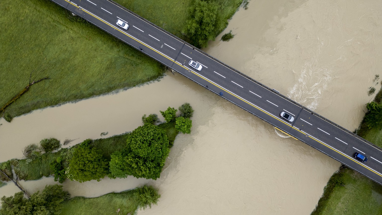 Die Thurbruecke Frauenfeld-Ittingen waehrend der Hochwassersituation an der Thur am Samstag, 1. Juni 2024, bei Frauenfeld. (KEYSTONE/Christian Merz)