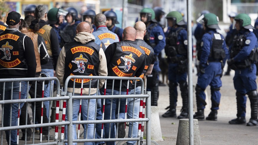 Mitglieder der Bandidos stehen vor dem Gerichtsgebaeude, waehrend dem Prozess um die Auseinandersetzung der Motorradclubs Hells Angels und Bandidos, am Montag, 30. Mai 2022 in Bern. (KEYSTONE/Stringer ...