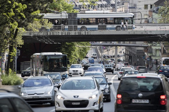 ZUR KANTONALEN ABSTIMMUNG IN ZUERICH UEBER DEN GEGENVORSCHLAG ZUR ANTI-STAUINITIATIVE STELLEN WIR IHNEN FOLGENDES BILDMATERIAL ZUR VERFUEGUNG - Menschen bewegen sich in ihren Fahrzeugen durch den dich ...