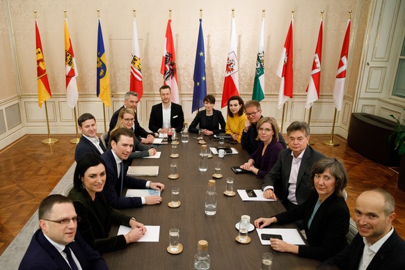 epa08097951 Leader of Austrian People&#039;s Party (OeVP) Sebastian Kurz (L) and leader of the Austrian Green Party Werner Kogler (R) and their teams during coalition negotiations for a new Austrian g ...