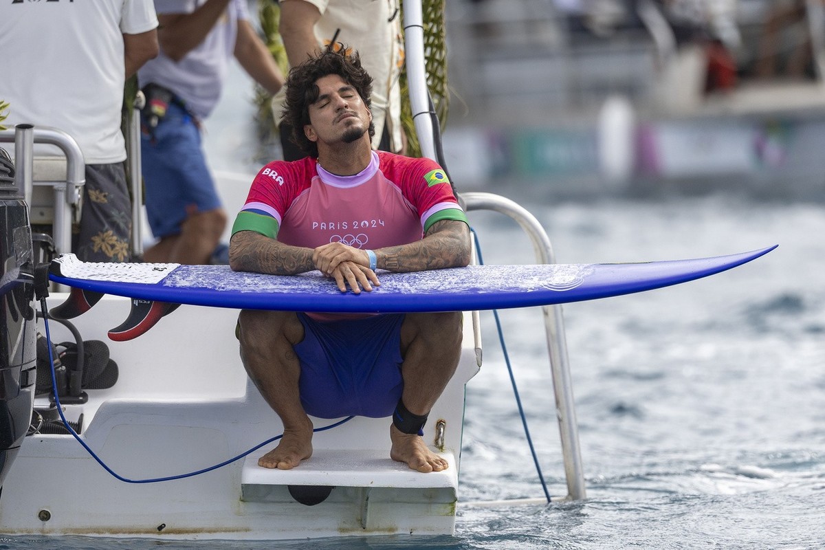 Brazil's Gabriel Medina focuses prior to his heat of the men's surfing third round during the Paris Olympic Games in Teahupo'o off the French Polynesian Island of Tahiti, Monday, July 2 ...