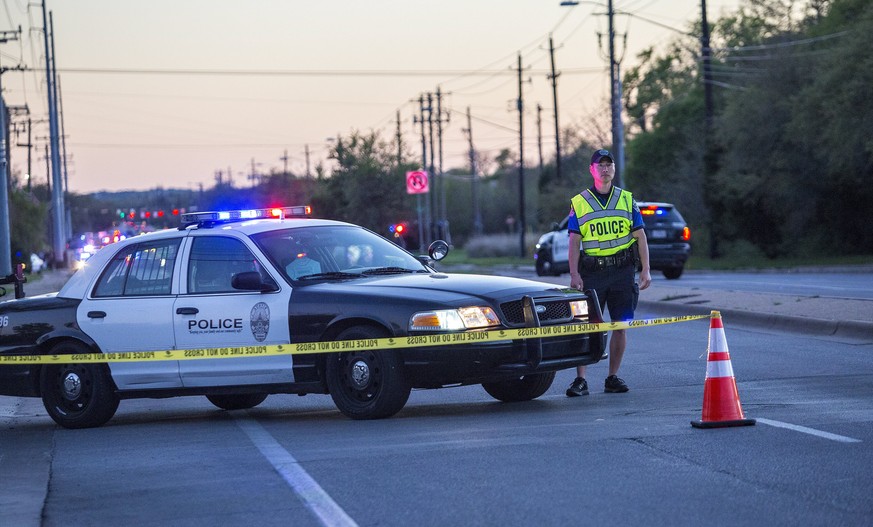 epa06616658 Police investigate an incident that turned out to be an incendiary device at a Goodwill location in Austin, Texas, USA, 20 March 2018. There have been five bombings in the month of March i ...