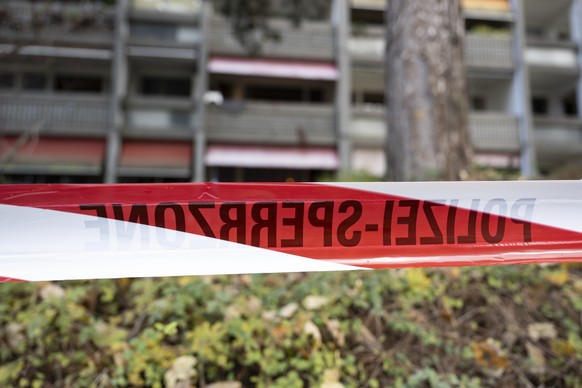 Ein Absperrband vor einem Wohnkomplex bei einem Polizeieinsatz, am Freitag, 10. November 2023 in Ittigen. In Ittigen ist es am Freitagmorgen zu einem Grosseinsatz der Polizei gekommen. Mehrere Einsatz ...