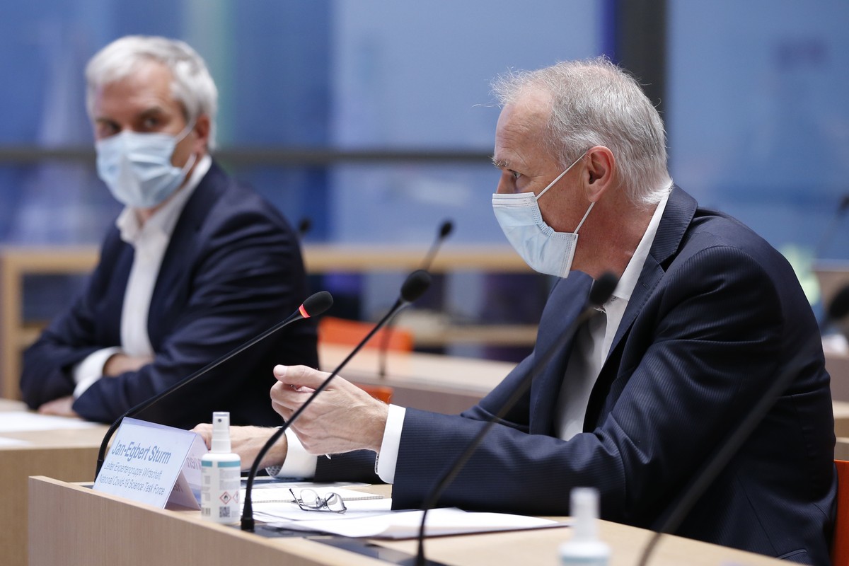 Jan-Egbert Sturm, Leiter Expertengruppe Wirtschaft, National COVID-19 Science Task Force, vorne, spricht neben Martin Ackermann, Praesident National COVID-19 Science Task Force, waehrend einer Medienk ...