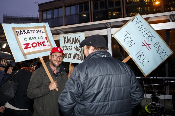 Des manifestants portent des pancartes appellant les magistrats a la demission, lors d&#039;une manifestation contre les membres du Conseil administratif de la ville de Geneve dans l&#039;affaires des ...