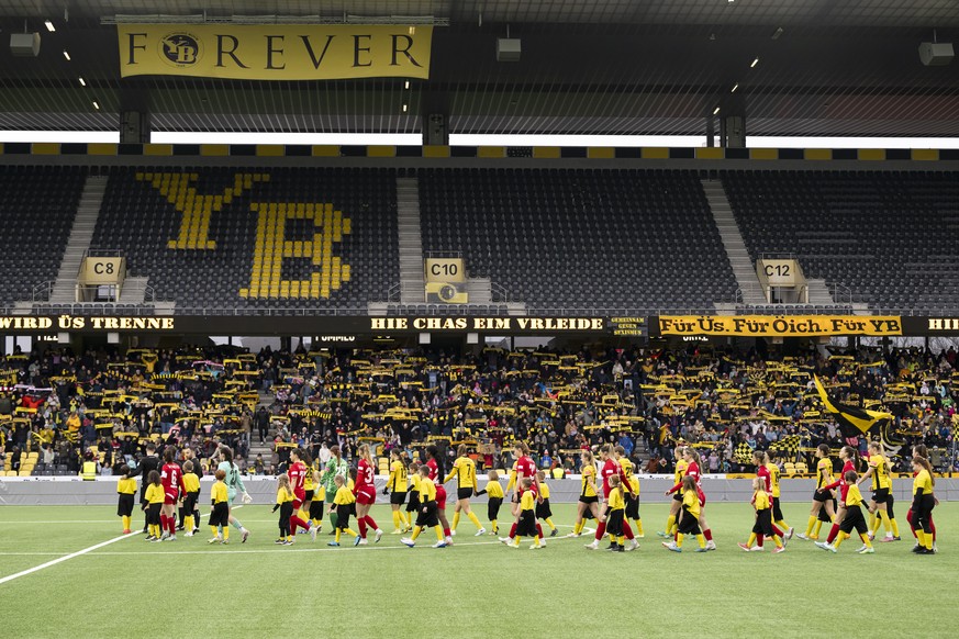 Spielerinnen kommen auf das Spielfeld kurz vor dem Fussballspiel der Women's Super League Spiel zwischen den BSC Young Boys Frauen (YB) und dem FC Thun Frauen (FCB), im Stadion Wankdorf in Bern,  ...