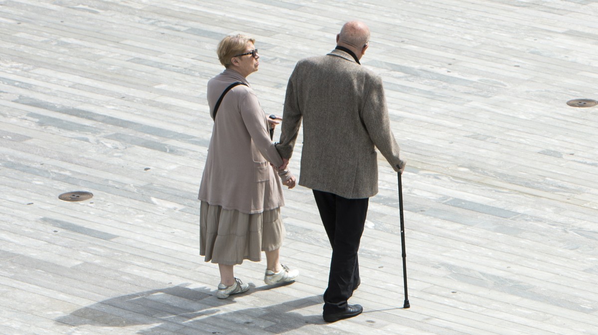 ARCHIV --- ZUM DER VOM BUNDESRAT GEPLANTEN EINSCHRAENKUNG DES PENSIONSKASSEN-VORBEZUGS STELLEN WIR IHNEN FOLGENDE BILDER ZUR VERFUEGUNG --- Ein Rentnerpaar passiert den Sechselaeutenplatz vor der Medi ...