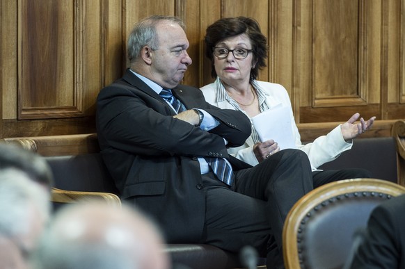 Alex Kuprecht diskutiert mit Anita Fetz im Nationalrat.