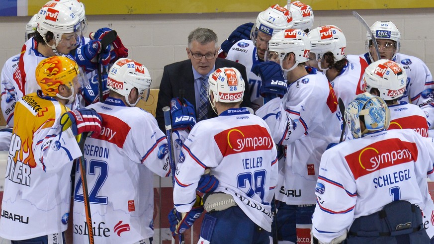 Crawford spricht bei einem Timeout zu seinen Spielern.