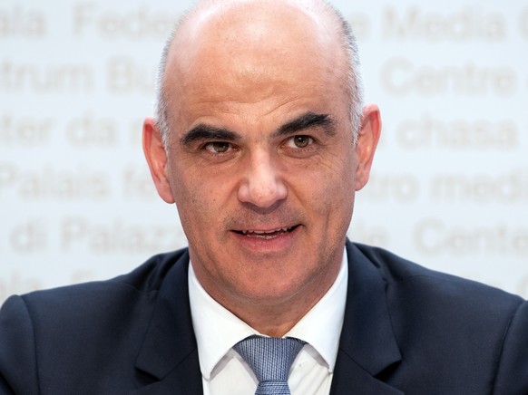 Bundesrat Alain Berset spricht an einer Medienkonferenz zu Covid 19 Massnahmen, am Freitag, 17. Dezember 2021, in Bern. (KEYSTONE/Peter Schneider)