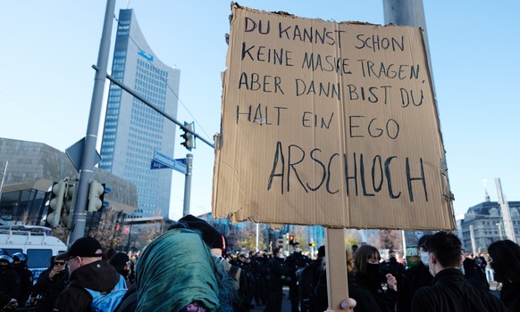 07.11.2020, Sachsen, Leipzig: Eine Teilnehmerin der Demonstration gegen die Kundgebung der Initiative ·Querdenken· hält auf dem Augustusplatz ein Papp-Schild mit dem Satz: &quot;Du kannst schon keine  ...