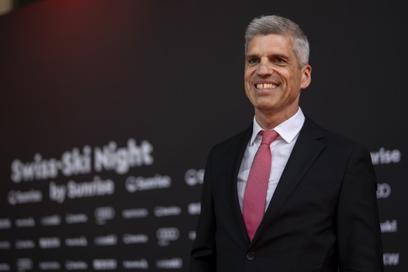 Roland Maegerle Leiter Business Unit Sport SRG SSR posiert auf dem roten Teppich an der Swiss-Ski Night am Freitag, 9. Mai 2025 in der Halle 622 in Zuerich. (KEYSTONE/Til Buergy)