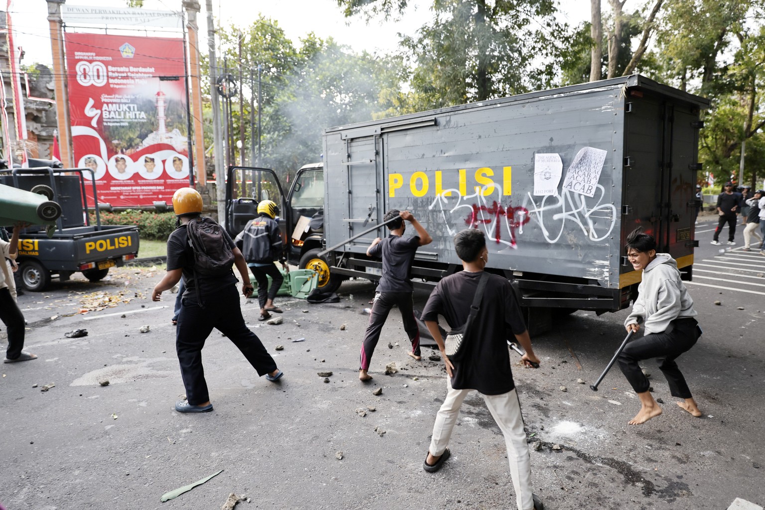 KEYPIX - epa12336081 Protesters clash with police outside the parliament building in Denpasar, Bali, Indonesia, 30 August 2025. Civilians, including motorcycle taxi drivers, protested in Bali after th ...