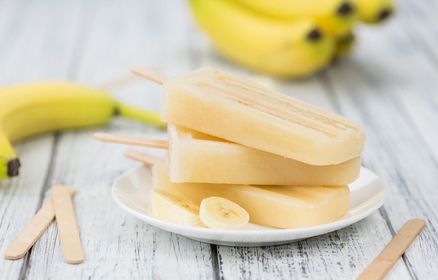 7 einfache Rezepte, wie du Eis am Stiel selber machen kannst