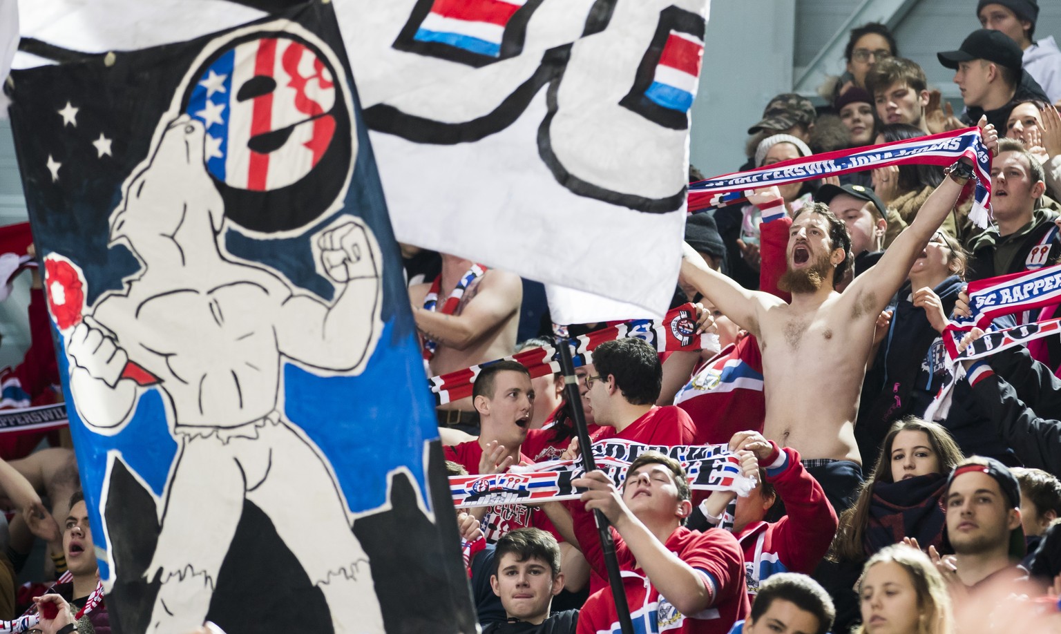 Fans von Rapperswil feiern den Sieg nach dem Cup 1/4-Final zwischen den SC Rapperswil-Jona Lakers und dem EV Zug am Dienstag, den 21. November 2017 in der St. Galler Kantonalbank Arena in Rapperswil.  ...