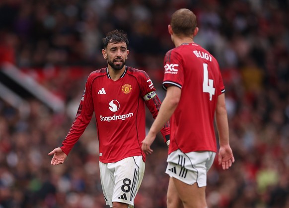 epa12337552 Bruno Fernandes of Manchester United speaks to Matthijs de Ligt of Manchester United (R) during the English Premier League soccer match between Manchester United and Burnley FC, in Manches ...