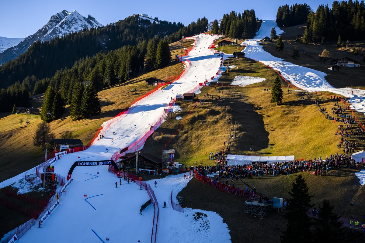 Le long fil blanc et glacé a serpenté sur les pentes d'Adelboden.