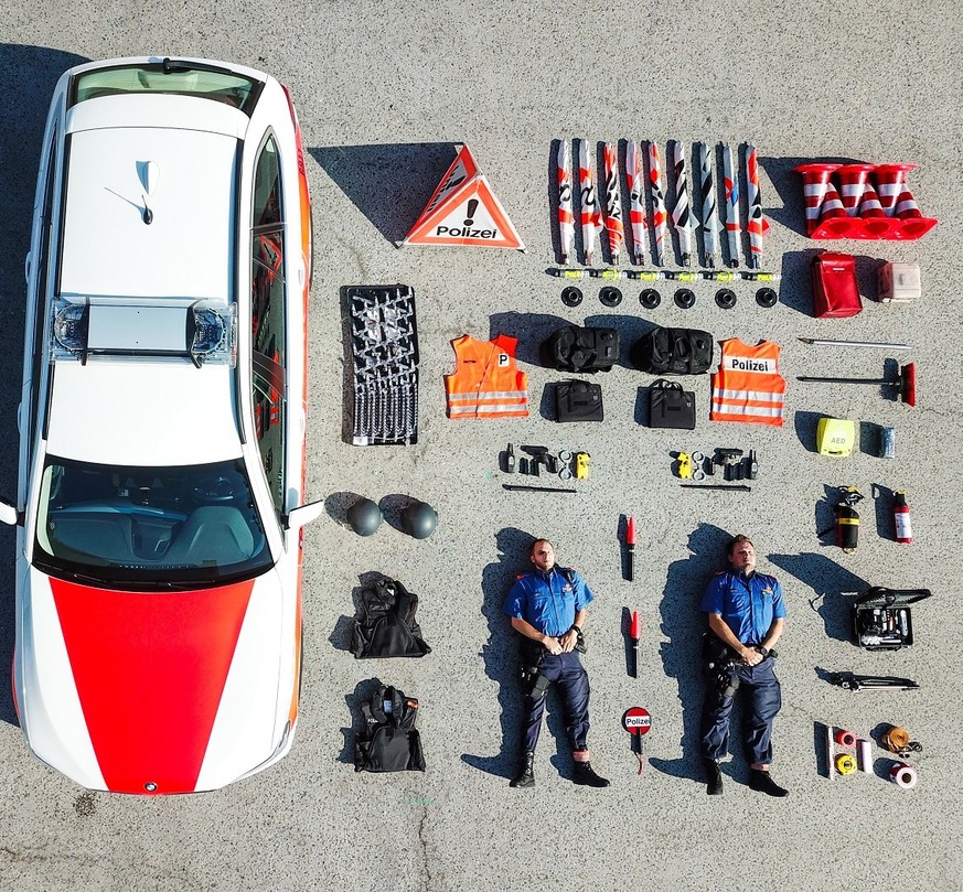 Die Kapo Zurich Zeigt Was Alles In Ihrem Polizeiauto Steckt Watson