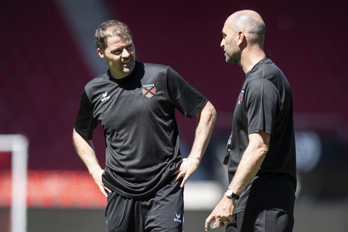 L'entraineur assistant Pascal Oppliger, gauche, parle avec l'entraineur neuchatelois Joel Magnin, droite, lors de la reprise de l'entrainement avant la nouvelle saison de football, ce l ...