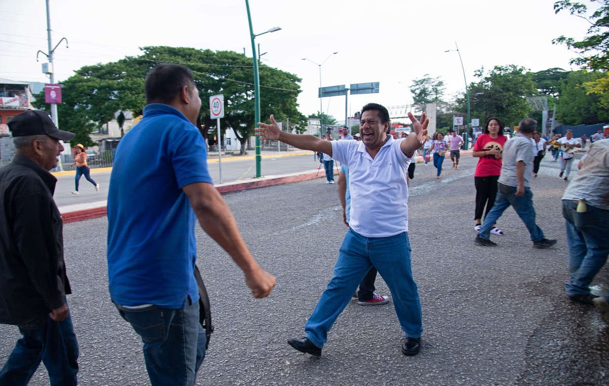 epa10720115 Relatives greet some of the 16 workers of the Ministry of Public Security kidnapped by an armed group on 27 June in the southern Mexican state of Chiapas; after they were found alive in th ...