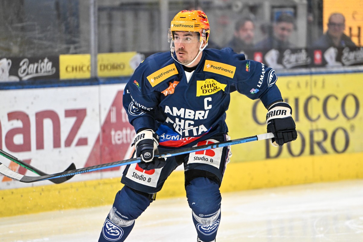 PostFinance Top Scorer Dario Buergler (HCAP) in action, during the regular season of National League A (NLA) Swiss Championship 2025/26 between HC Ambri Piotta and EHC Kloten at the ice stadium Gottar ...