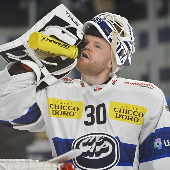 Ambri`s Torhueter Janne Juvonen beim Trinken, im Eishockey-Qualifikationsspiel der National League zwischen dem HC Davos und dem HC Ambri-Piotta, am Dienstag, 25. Oktober 2022, im Eisstadion in Davos. ...