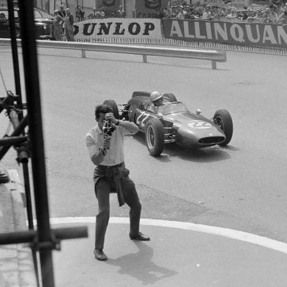Bildbeschreibung:
1961 Monaco GP MONTE CARLO, MONACO - MAY 14: John Surtees, Cooper T53 Climax, passes a photographer during the Monaco GP at Monte Carlo on May 14, 1961 in Monte Carlo, Monaco. PUBLIC ...