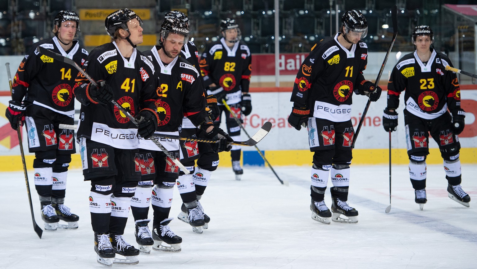 Enttaeuschte Berner nach dem Eishockey Qualifikationsspiel der National League zwischen dem SC Bern und Lausanne HC, am Montag, 14. Maerz 2022, in der PostFinance Arena in Bern. (KEYSTONE/Daniel Teusc ...