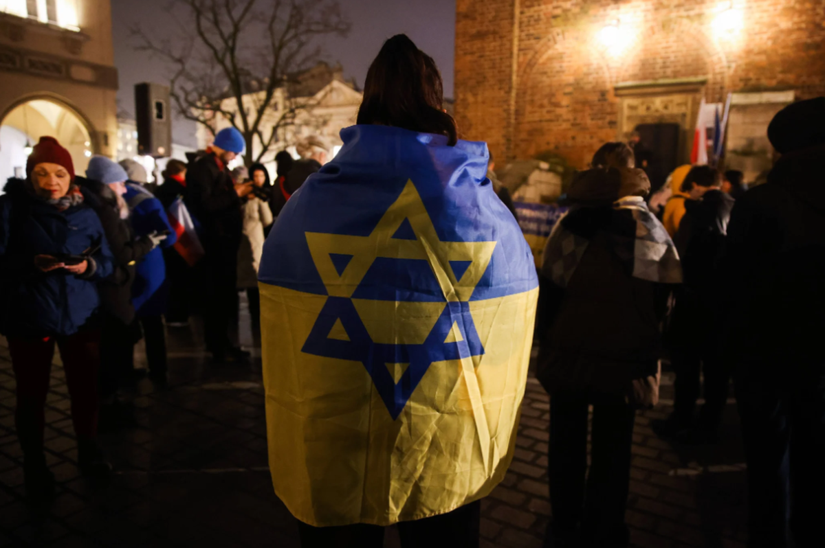 Ein polnischer Aktivist zeigt an einer Kundgebung in Krakau Verbundenheit mit Israel und der Ukraine.