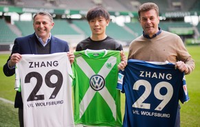 Der neue Chinese Xizhe Zhang mit Trainer Dieter Hecking (r.) und Manager&nbsp;Klaus Allofs.