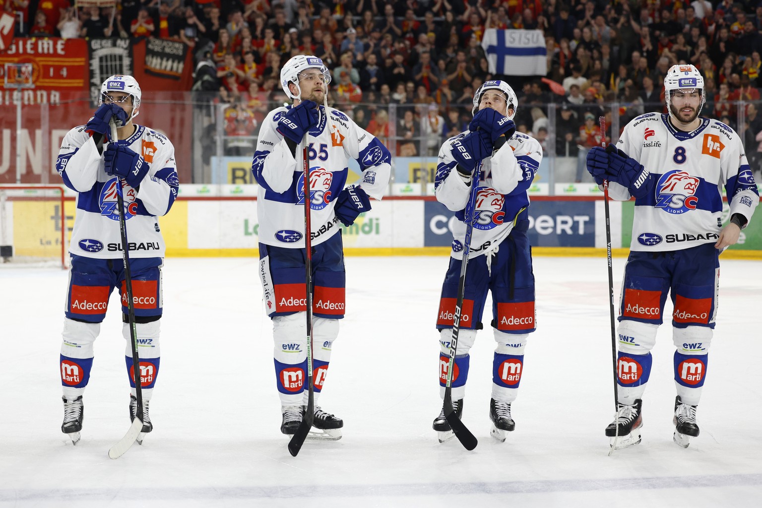 Enttaeuschte Zuercher Spieler, nach dem dritten Eishockey Playoff Halbfinalspiel der National League zwischen EHC Biel und ZSC Lions, am Montag, 3. April 2023, in der Tissot Arena in Biel. (KEYSTONE/P ...