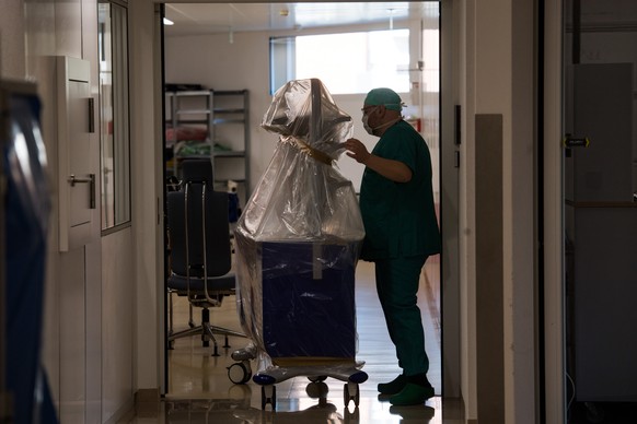 Blick in einen Behandlungsraum des Spitals Moncucco in Lugano am Dienstag, 17. Maerz 2020. Die Klinik Moncucco in Lugano ist eines von zwei medizinischen Zentren im Kanton Tessin zur Behandlung von Coronavirus Patienten. (KEYSTONE/Ti-Press/Alessandro Crinari)