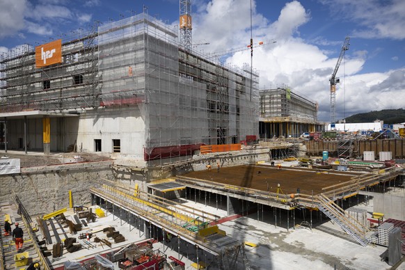 Bauarbeiter arbeiten auf der Baustelle der Festhalle, am Freitag, 3. Mai 2024 in Bern. (KEYSTONE/Peter Klaunzer)