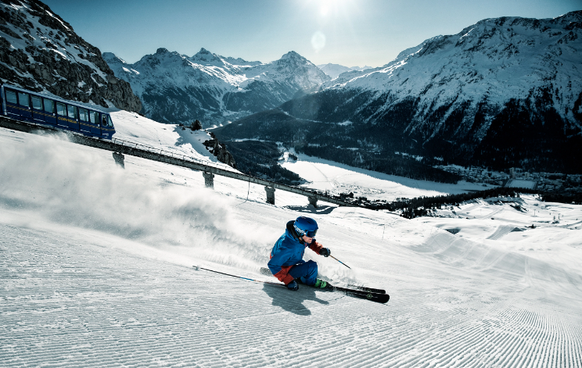 Skifahrer im Skigebiet Corviglia Graubünden